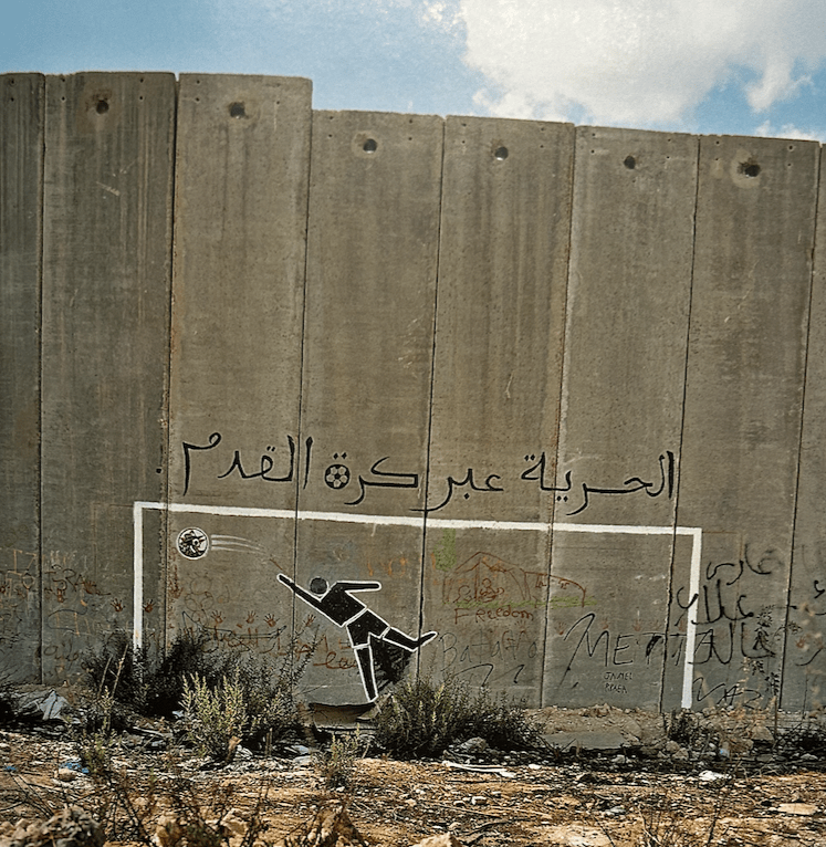 Amélie Debray, La liberté par le football, graffiti sur la portion du mur qui sépare en deux le campus de l'université d'Al-QUDS, serie « Surface de réparation », Jérusalem, Septembre 2011